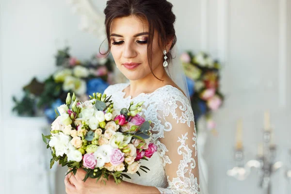 Bella Sposa Con Acconciatura Nozze Moda Sfondo Bianco Matrimonio Studio — Foto Stock