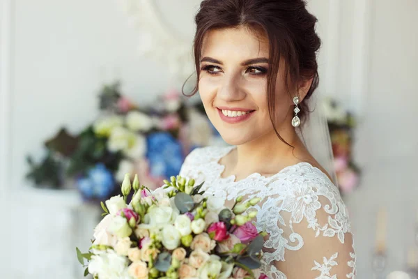 Bella Sposa Con Acconciatura Nozze Moda Sfondo Bianco Matrimonio Studio — Foto Stock