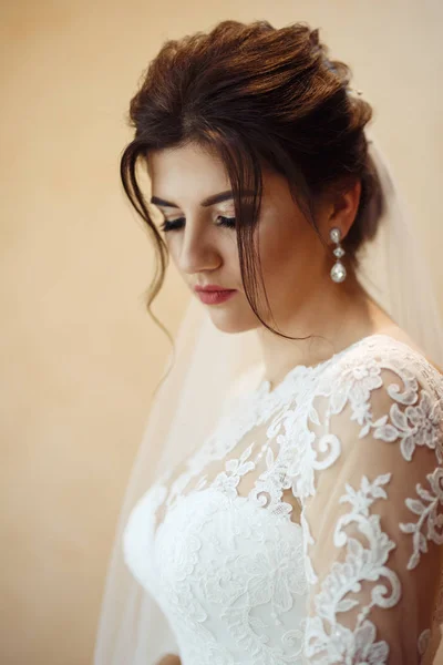 Bella Sposa Con Acconciatura Nozze Moda Sfondo Bianco Matrimonio Studio — Foto Stock