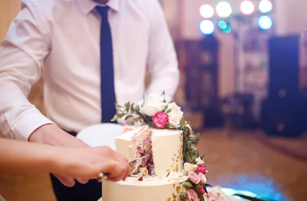 Наречена Наречений Ріжуть Свій Весільний Торт Красивий Торт Нікельоване Світло — стокове фото