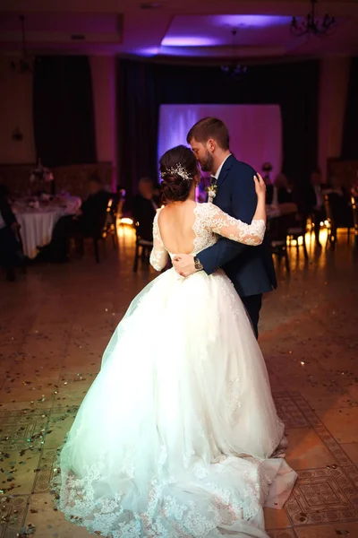 Щаслива Наречена Наречена Перший Танець Весілля Елегантному Ресторані Приємним Світлом — стокове фото