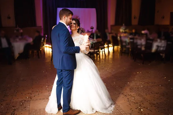 Noiva Feliz Noivo Sua Primeira Dança Casamento Elegante Restaurante Com — Fotografia de Stock