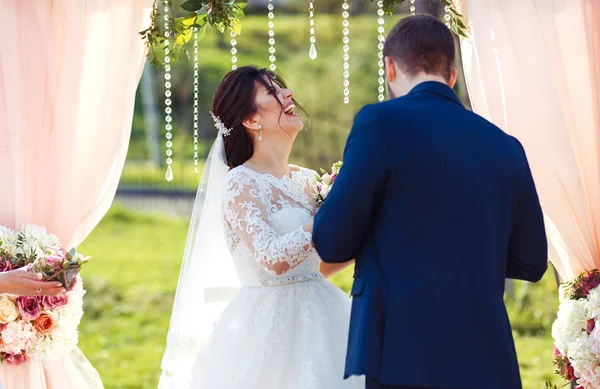Sposa Sposo Sembrano Belli Durante Cerimonia Nuziale Matrimonio Coppia Godendo — Foto Stock