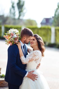 Güzel gelin ve damat hoşlanıyoruz. onların evlilik kutlama mutlu romantik genç bir çift. Aşıkların seksi öpüşme şık çift portre kadar kapatın. Düğün kavramı.