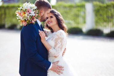 Güzel gelin ve damat hoşlanıyoruz. onların evlilik kutlama mutlu romantik genç bir çift. Aşıkların seksi öpüşme şık çift portre kadar kapatın. Düğün kavramı.