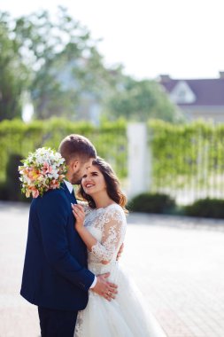 Güzel gelin ve damat hoşlanıyoruz. onların evlilik kutlama mutlu romantik genç bir çift. Aşıkların seksi öpüşme şık çift portre kadar kapatın. Düğün kavramı.