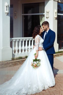 Güzel gelin ve damat hoşlanıyoruz. onların evlilik kutlama mutlu romantik genç bir çift. Aşıkların seksi öpüşme şık çift portre kadar kapatın. Düğün kavramı.