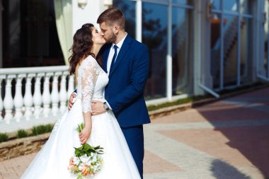 Güzel gelin ve damat hoşlanıyoruz. onların evlilik kutlama mutlu romantik genç bir çift. Aşıkların seksi öpüşme şık çift portre kadar kapatın. Düğün kavramı.