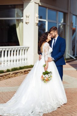 Güzel gelin ve damat hoşlanıyoruz. onların evlilik kutlama mutlu romantik genç bir çift. Aşıkların seksi öpüşme şık çift portre kadar kapatın. Düğün kavramı.