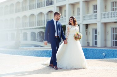 Güzel gelin ve damat hoşlanıyoruz. onların evlilik kutlama mutlu romantik genç bir çift. Aşıkların seksi öpüşme şık çift portre kadar kapatın. Düğün kavramı.