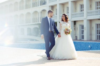 Güzel gelin ve damat hoşlanıyoruz. onların evlilik kutlama mutlu romantik genç bir çift. Aşıkların seksi öpüşme şık çift portre kadar kapatın. Düğün kavramı.