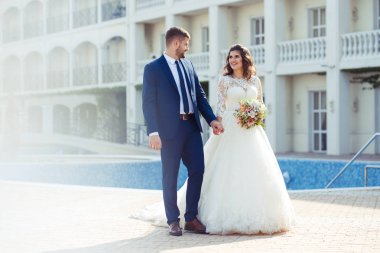 Güzel gelin ve damat hoşlanıyoruz. onların evlilik kutlama mutlu romantik genç bir çift. Aşıkların seksi öpüşme şık çift portre kadar kapatın. Düğün kavramı.