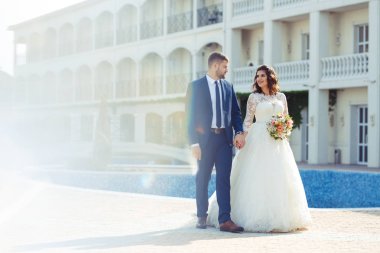 Güzel gelin ve damat hoşlanıyoruz. onların evlilik kutlama mutlu romantik genç bir çift. Aşıkların seksi öpüşme şık çift portre kadar kapatın. Düğün kavramı.