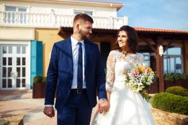 Güzel gelin ve damat hoşlanıyoruz. onların evlilik kutlama mutlu romantik genç bir çift. Aşıkların seksi öpüşme şık çift portre kadar kapatın. Düğün kavramı.