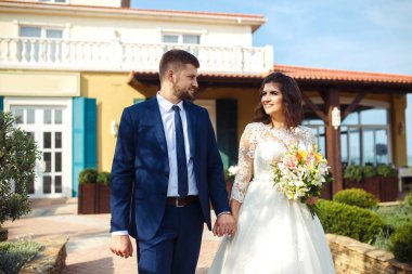 Güzel gelin ve damat hoşlanıyoruz. onların evlilik kutlama mutlu romantik genç bir çift. Aşıkların seksi öpüşme şık çift portre kadar kapatın. Düğün kavramı.