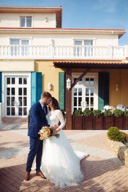 Güzel gelin ve damat hoşlanıyoruz. onların evlilik kutlama mutlu romantik genç bir çift. Aşıkların seksi öpüşme şık çift portre kadar kapatın. Düğün kavramı.