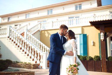 Güzel gelin ve damat hoşlanıyoruz. onların evlilik kutlama mutlu romantik genç bir çift. Aşıkların seksi öpüşme şık çift portre kadar kapatın. Düğün kavramı.