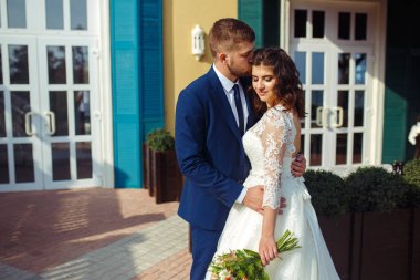 Güzel gelin ve damat hoşlanıyoruz. onların evlilik kutlama mutlu romantik genç bir çift. Aşıkların seksi öpüşme şık çift portre kadar kapatın. Düğün kavramı.