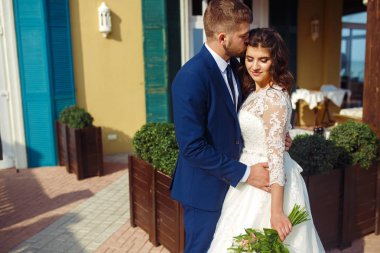 Güzel gelin ve damat hoşlanıyoruz. onların evlilik kutlama mutlu romantik genç bir çift. Aşıkların seksi öpüşme şık çift portre kadar kapatın. Düğün kavramı.