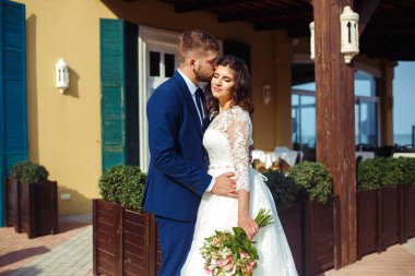 Güzel gelin ve damat hoşlanıyoruz. onların evlilik kutlama mutlu romantik genç bir çift. Aşıkların seksi öpüşme şık çift portre kadar kapatın. Düğün kavramı.