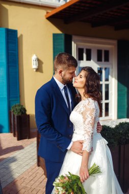 Güzel gelin ve damat hoşlanıyoruz. onların evlilik kutlama mutlu romantik genç bir çift. Aşıkların seksi öpüşme şık çift portre kadar kapatın. Düğün kavramı.