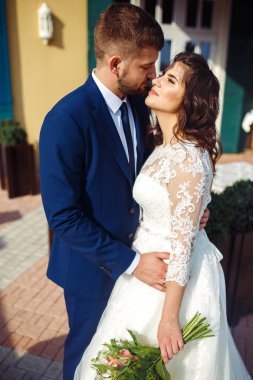 Güzel gelin ve damat hoşlanıyoruz. onların evlilik kutlama mutlu romantik genç bir çift. Aşıkların seksi öpüşme şık çift portre kadar kapatın. Düğün kavramı.