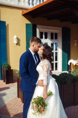 Güzel gelin ve damat hoşlanıyoruz. onların evlilik kutlama mutlu romantik genç bir çift. Aşıkların seksi öpüşme şık çift portre kadar kapatın. Düğün kavramı.