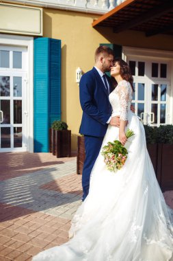 Güzel gelin ve damat hoşlanıyoruz. onların evlilik kutlama mutlu romantik genç bir çift. Aşıkların seksi öpüşme şık çift portre kadar kapatın. Düğün kavramı.