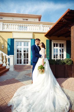 Güzel gelin ve damat hoşlanıyoruz. onların evlilik kutlama mutlu romantik genç bir çift. Aşıkların seksi öpüşme şık çift portre kadar kapatın. Düğün kavramı.