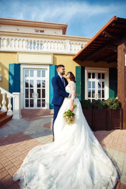 Güzel gelin ve damat hoşlanıyoruz. onların evlilik kutlama mutlu romantik genç bir çift. Aşıkların seksi öpüşme şık çift portre kadar kapatın. Düğün kavramı.