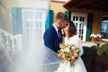 Güzel gelin ve damat hoşlanıyoruz. onların evlilik kutlama mutlu romantik genç bir çift. Aşıkların seksi öpüşme şık çift portre kadar kapatın. Düğün kavramı.