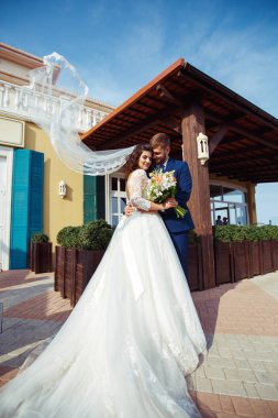 Güzel gelin ve damat hoşlanıyoruz. onların evlilik kutlama mutlu romantik genç bir çift. Aşıkların seksi öpüşme şık çift portre kadar kapatın. Düğün kavramı.