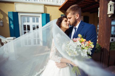 Güzel gelin ve damat hoşlanıyoruz. onların evlilik kutlama mutlu romantik genç bir çift. Aşıkların seksi öpüşme şık çift portre kadar kapatın. Düğün kavramı.