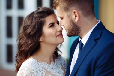 Güzel gelin ve damat hoşlanıyoruz. onların evlilik kutlama mutlu romantik genç bir çift. Aşıkların seksi öpüşme şık çift portre kadar kapatın. Düğün kavramı.