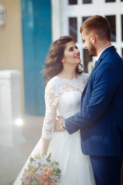 Güzel gelin ve damat hoşlanıyoruz. onların evlilik kutlama mutlu romantik genç bir çift. Aşıkların seksi öpüşme şık çift portre kadar kapatın. Düğün kavramı.