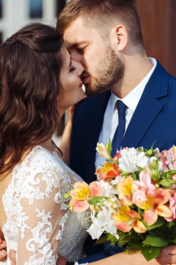 Güzel gelin ve damat hoşlanıyoruz. onların evlilik kutlama mutlu romantik genç bir çift. Aşıkların seksi öpüşme şık çift portre kadar kapatın. Düğün kavramı.
