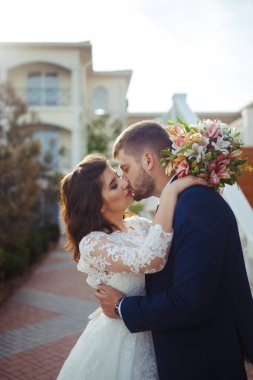 Güzel gelin ve damat hoşlanıyoruz. onların evlilik kutlama mutlu romantik genç bir çift. Aşıkların seksi öpüşme şık çift portre kadar kapatın. Düğün kavramı.