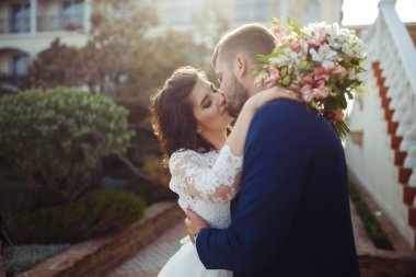 Güzel gelin ve damat hoşlanıyoruz. onların evlilik kutlama mutlu romantik genç bir çift. Aşıkların seksi öpüşme şık çift portre kadar kapatın. Düğün kavramı.