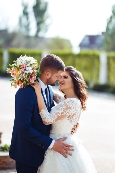 Güzel gelin ve damat hoşlanıyoruz. onların evlilik kutlama mutlu romantik genç bir çift. Aşıkların seksi öpüşme şık çift portre kadar kapatın. Düğün kavramı.