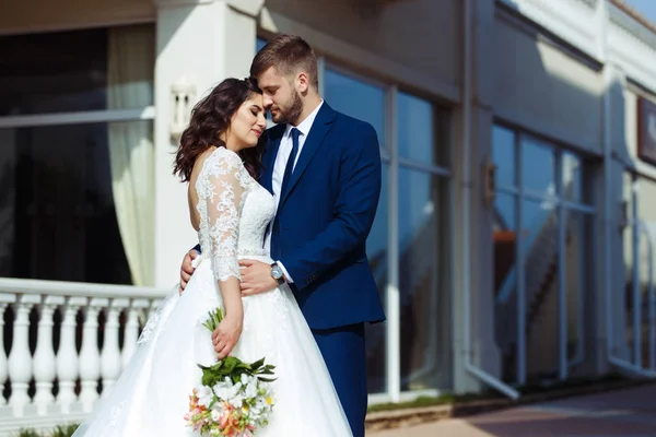 Prachtige Bruid Bruidegom Geniet Van Elkaar Gelukkige Romantische Jonge Paar — Stockfoto