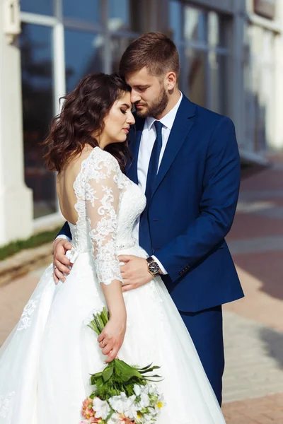 Gyönyörű Menyasszony Vőlegény Élvezze Egymást Boldog Fiatal Szerelmespár Ünnepli Házasság — Stock Fotó