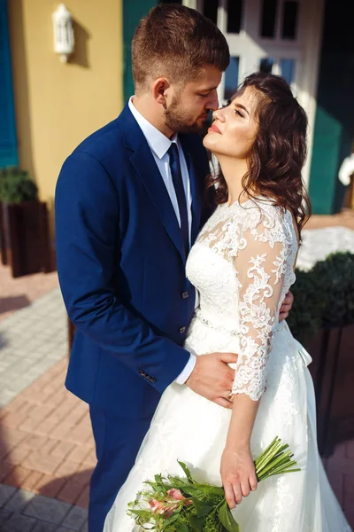 Güzel gelin ve damat hoşlanıyoruz. onların evlilik kutlama mutlu romantik genç bir çift. Aşıkların seksi öpüşme şık çift portre kadar kapatın. Düğün kavramı.