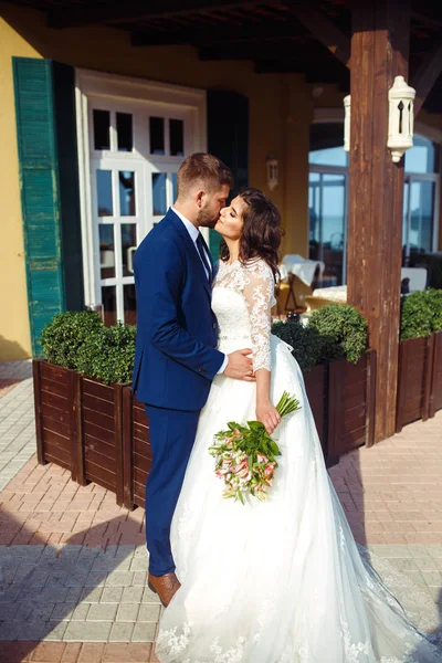 Güzel gelin ve damat hoşlanıyoruz. onların evlilik kutlama mutlu romantik genç bir çift. Aşıkların seksi öpüşme şık çift portre kadar kapatın. Düğün kavramı.