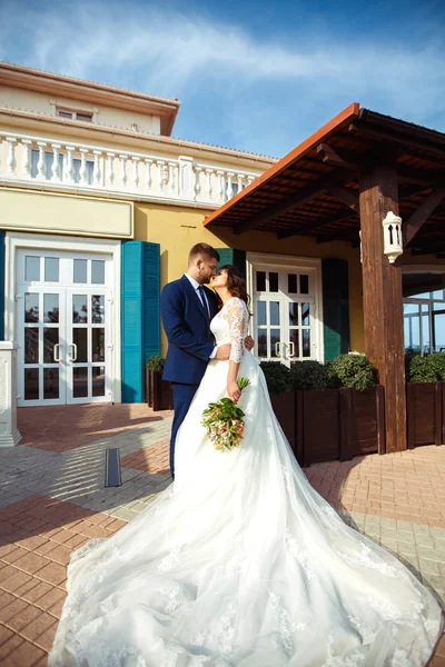 Gyönyörű Menyasszony Vőlegény Élvezze Egymást Boldog Fiatal Szerelmespár Ünnepli Házasság — Stock Fotó