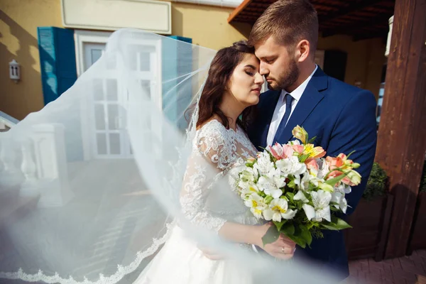 Bella Sposa Sposo Divertono Vicenda Felice Romantica Giovane Coppia Che — Foto Stock