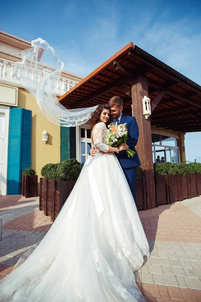 Güzel gelin ve damat hoşlanıyoruz. onların evlilik kutlama mutlu romantik genç bir çift. Aşıkların seksi öpüşme şık çift portre kadar kapatın. Düğün kavramı.