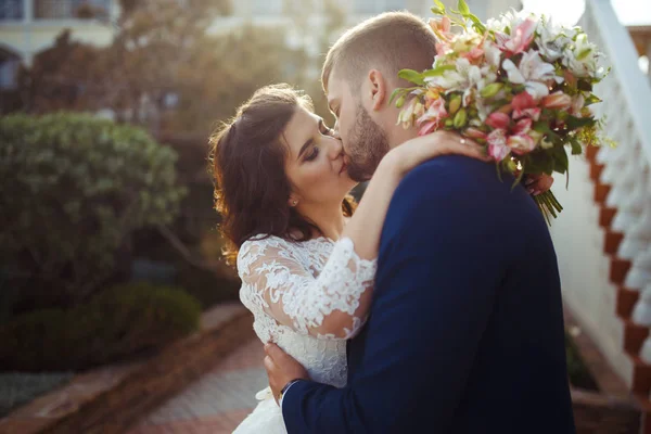 Schöne Braut Und Bräutigam Genießen Einander Glückliches Romantisches Junges Paar — Stockfoto