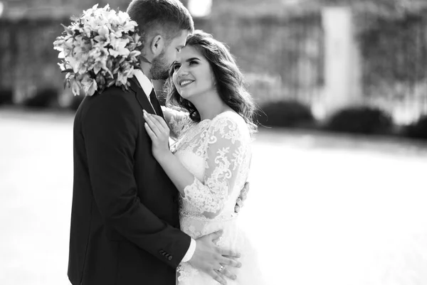 美丽的新娘和新郎彼此享受 幸福浪漫的年轻夫妇庆祝他们的婚姻 性感接吻时尚情侣特写肖像 婚礼理念 — 图库照片