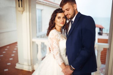 Güzel gelin ve damat hoşlanıyoruz. onların evlilik kutlama mutlu romantik genç bir çift. Aşıkların seksi öpüşme şık çift portre kadar kapatın. Düğün kavramı. günbatımı ışığı