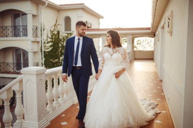 Güzel gelin ve damat hoşlanıyoruz. onların evlilik kutlama mutlu romantik genç bir çift. Aşıkların seksi öpüşme şık çift portre kadar kapatın. Düğün kavramı. günbatımı ışığı